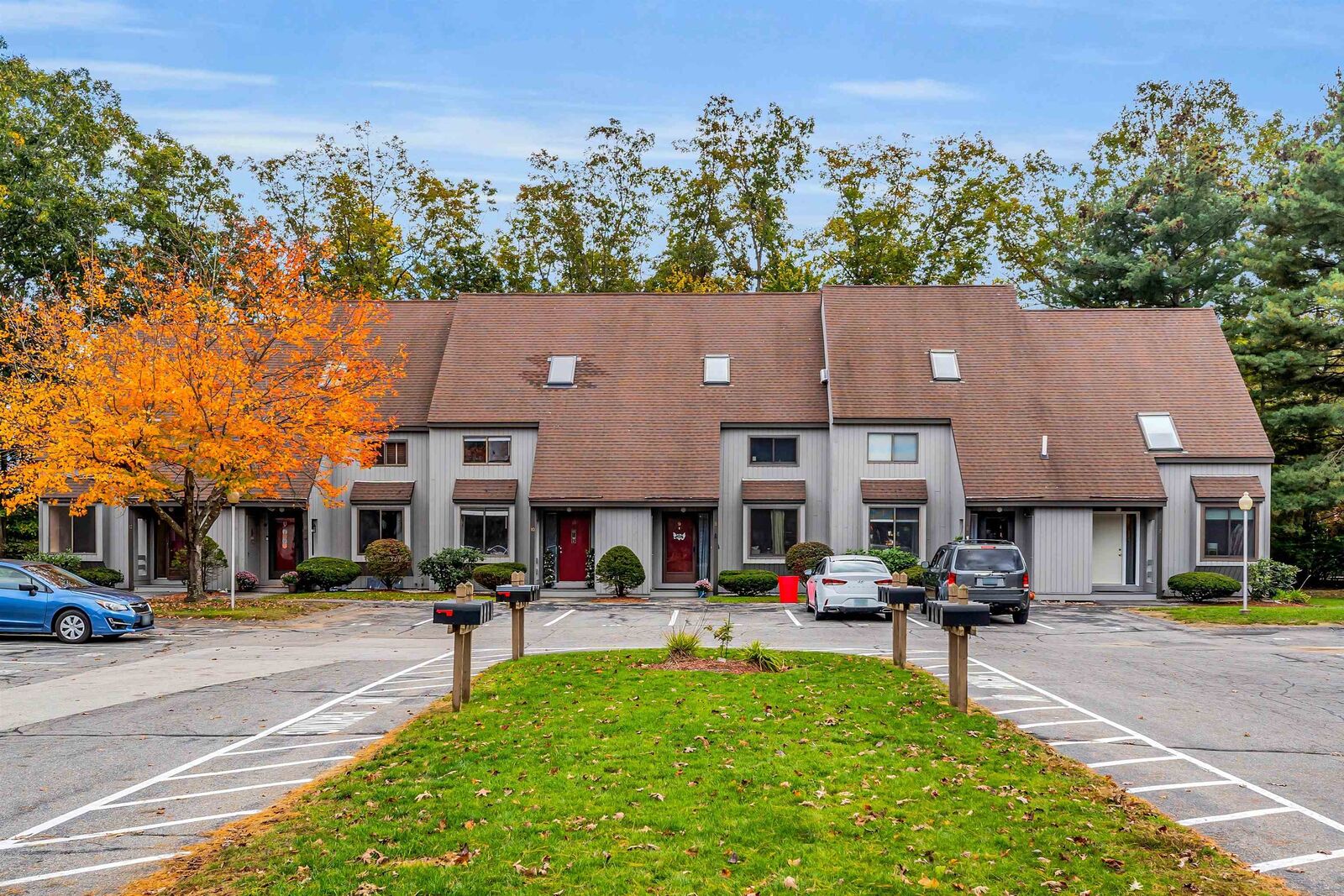 Property Photo:  10 Kingston Court  NH 03054 