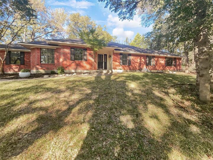 Property Photo: 240 Priscilla Circle TX 75071