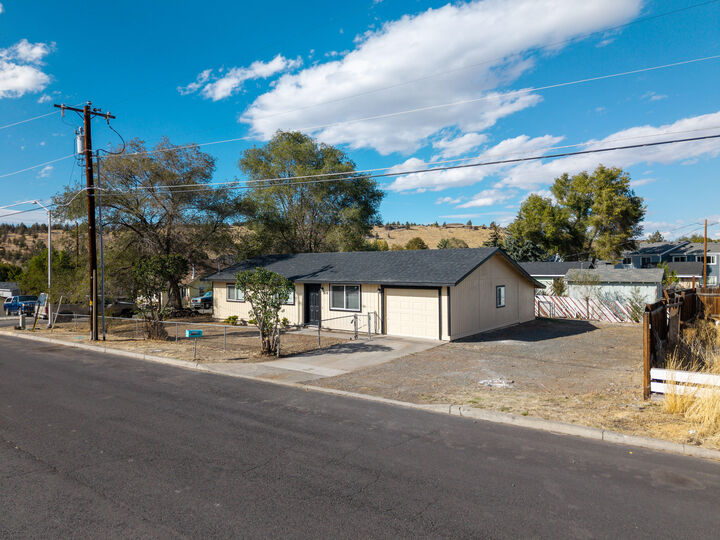 Property Photo: 336 SW H Street OR 97741