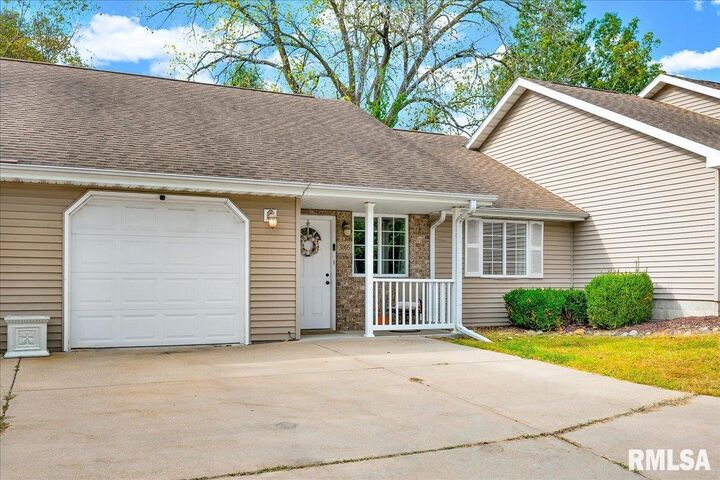 Property Photo: 3005 N Molleck Drive IL 61604