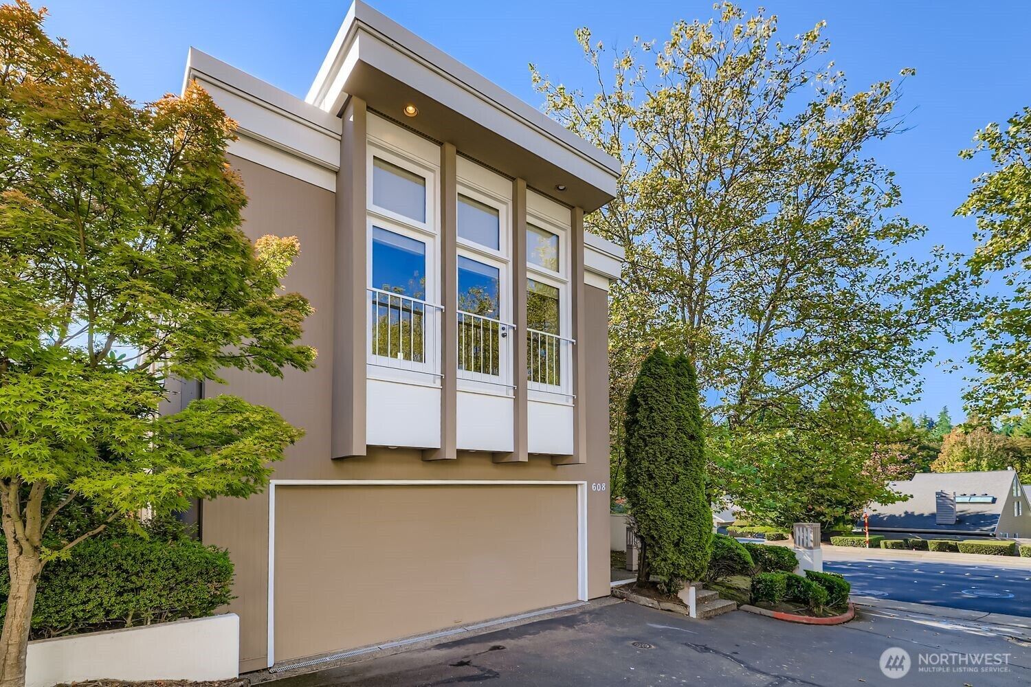 Property Photo: 608 Bellevue Way SE F1 WA 98004