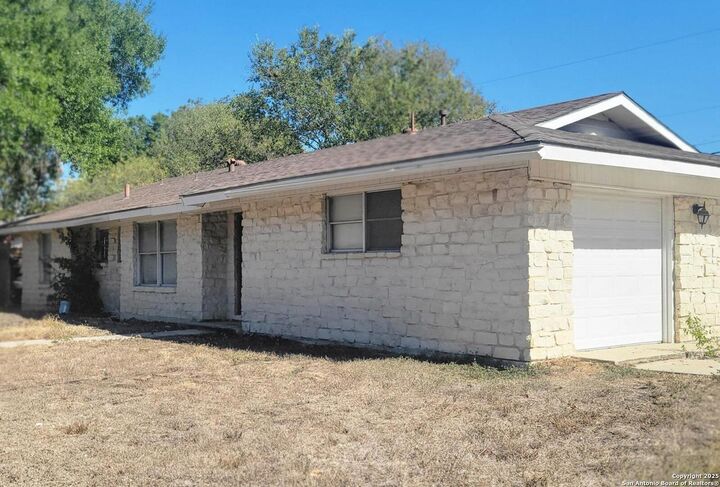 Property Photo:  302 E Byrd  TX 78148 