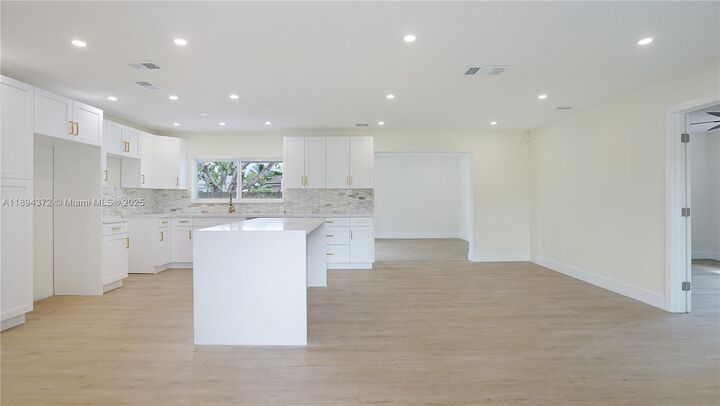 Property Photo: 2510 N Pine Island Rd FL 33322