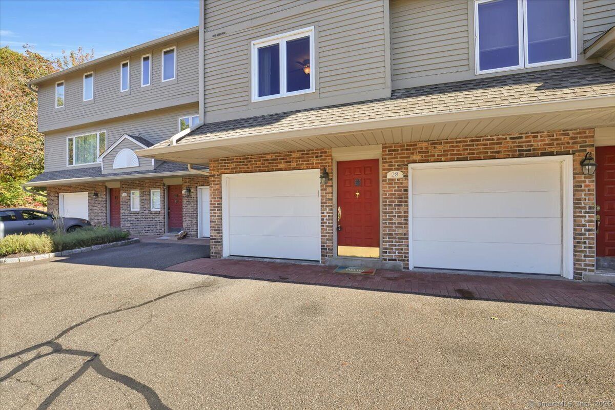 Property Photo: 882 North Colony Road Apt 28 CT 06450