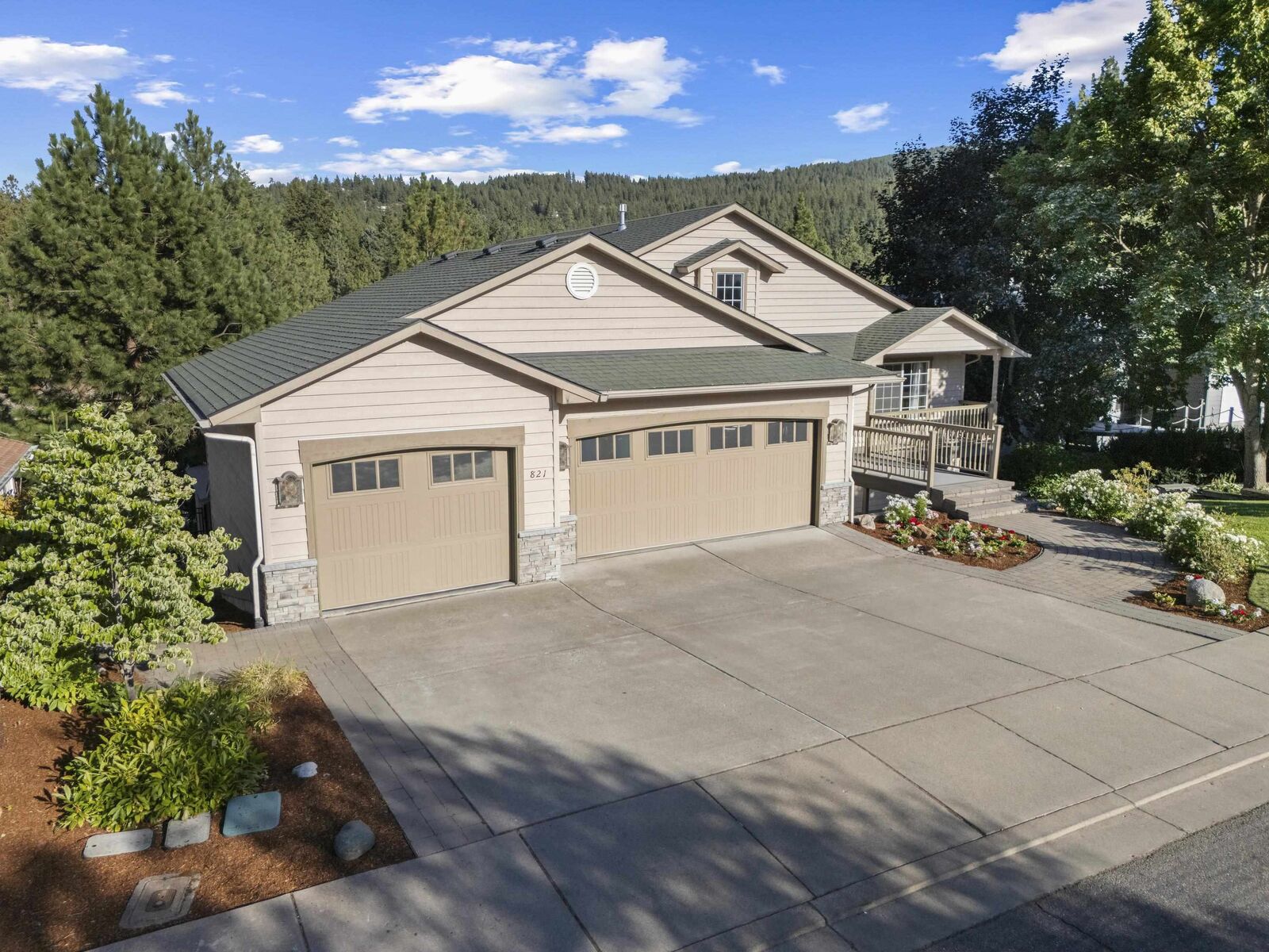 Property Photo:  821 S Majestic View Dr  ID 83854 