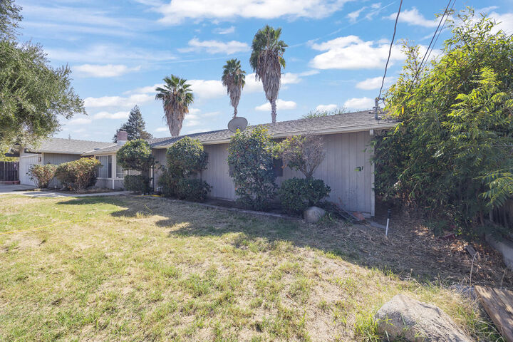 Property Photo:  2721 E Goshen Avenue  CA 93292