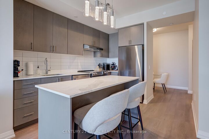 Property Photo:  9000 Jane Street 2125  ON L4K 0M6