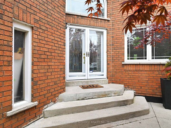 Property Photo:  5972 Aquarius Court  ON L5M 4Z9 