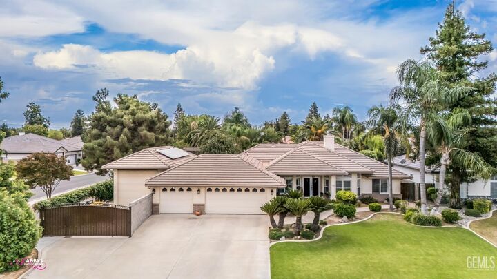 Property Photo: 6105 Valley Crest Drive CA 93308