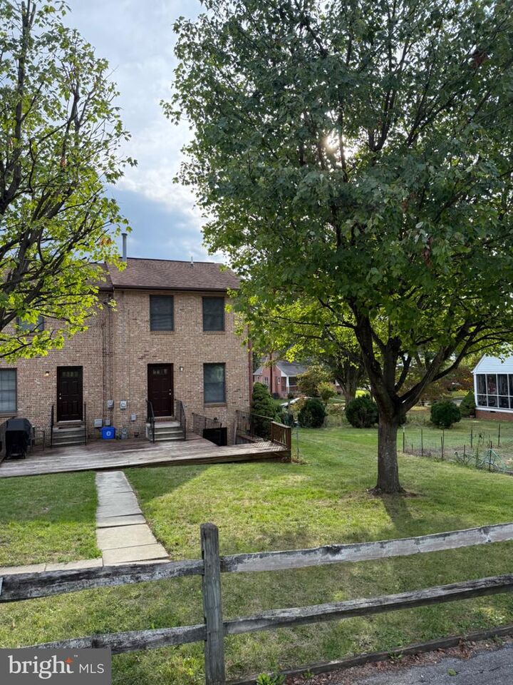 Property Photo: 212 W Whitlock Avenue VA 22601