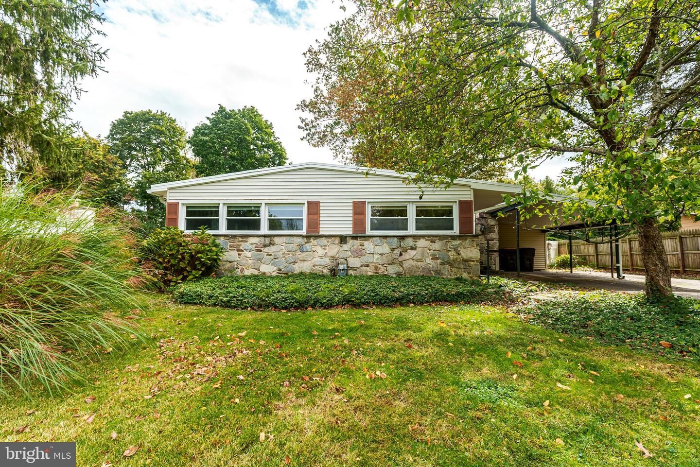Property Photo: 548 Paddock Road PA 19002