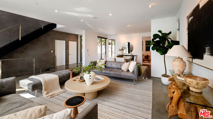 Property Photo:  2009 Montana Ave  CA 90403