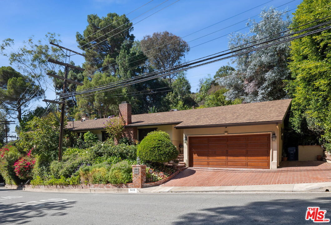 Property Photo: 9415 Cherokee Ln CA 90210