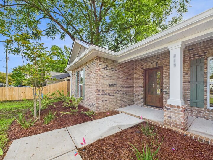 Property Photo: 410 W Pine Street FL 32569
