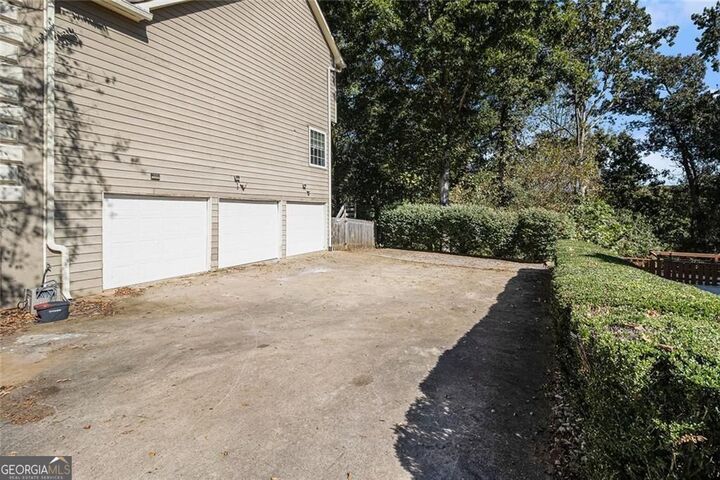 Property Photo: 9216 Saddlebrook Way GA 30135
