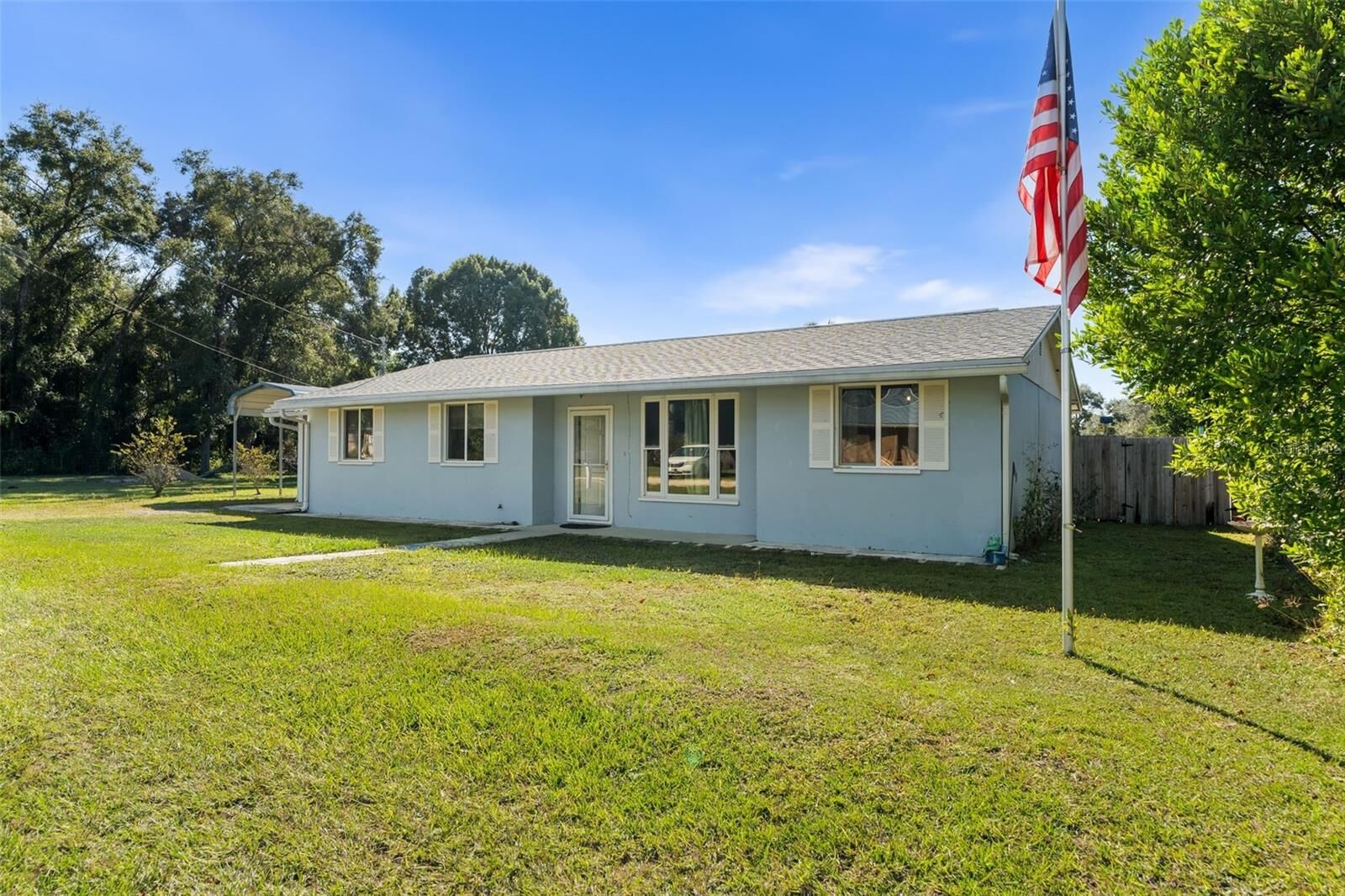 Property Photo: 5390 NE 133rd Avenue FL 32696