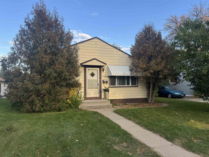 Property Photo:  620 NW 19th St  ND 58703-1836