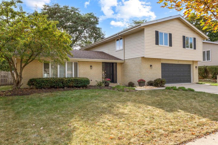 Property Photo:  831 Pinehurst Lane  IL 60193 