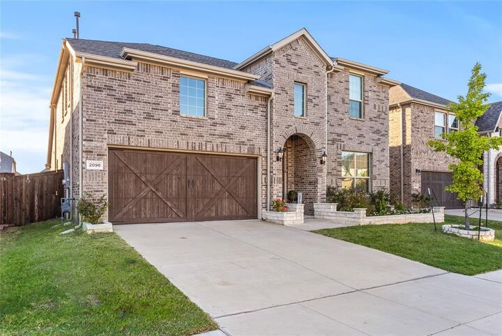 Property Photo: 2096 Creekbluff Circle TX 75010