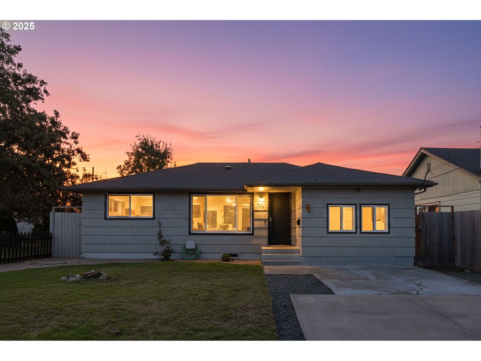 Property Photo: 728 21st St OR 97477