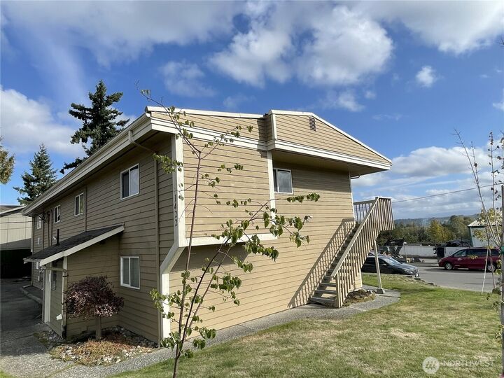 Property Photo: 1422 Chestnut Street WA 98201