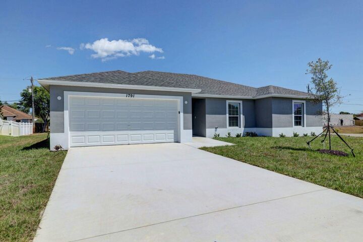 Property Photo:  131 SW Pisces Terrace  FL 34984 