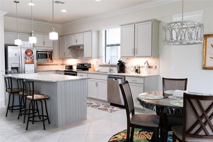 Property Photo: 6268 Victory Dr FL 34142