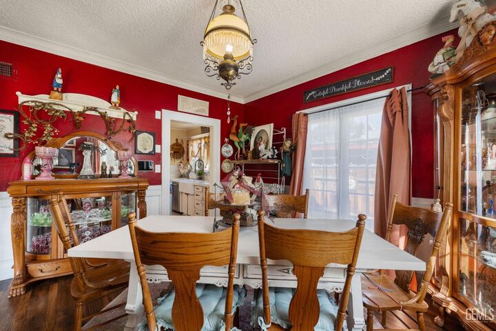 Property Photo: 1930 Dracena Street CA 93304