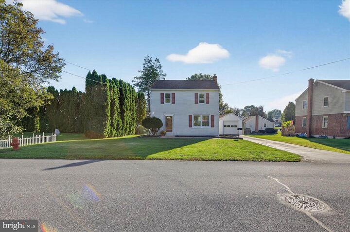 115 Redwood Drive  Lancaster PA 17603 photo