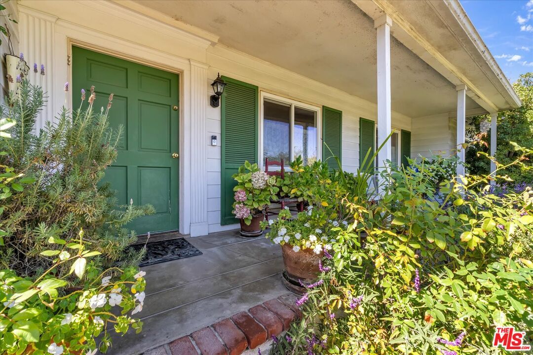 Property Photo: 4157 Woodcliff Rd CA 91403