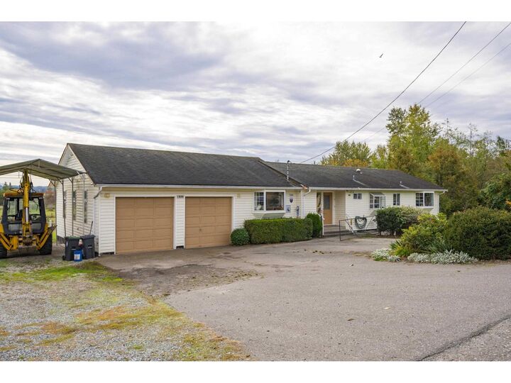 7256 Smith Crescent — photo 1