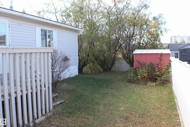 Property Photo: 906 Jubilee Close AB T8H 2G3