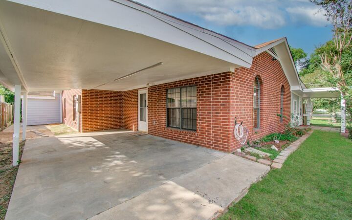 Property Photo:  810 Roosevelt Street  TX 77474