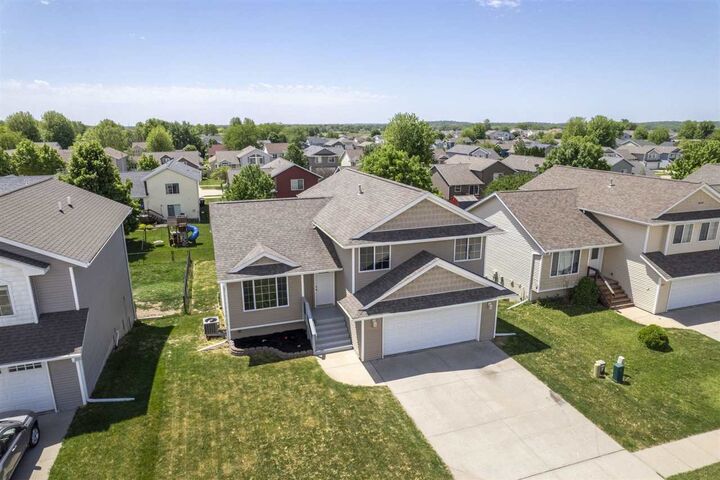 Property Photo: 1573 Vesti Ln IA 52240