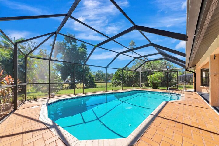Property Photo: 5122 Wedge Court E FL 34203