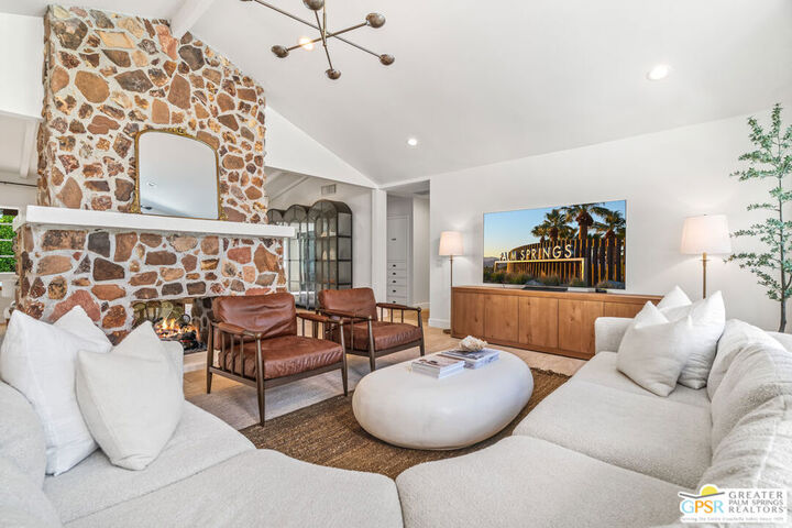 Property Photo:  418 E Via Colusa  CA 92262 