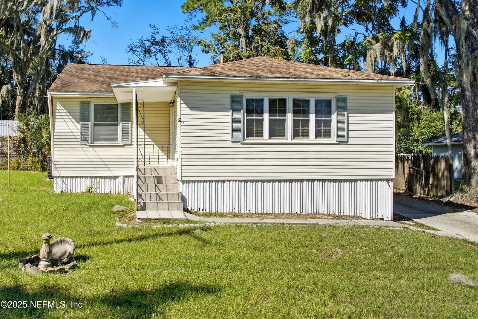 Property Photo: 1546 River Hills Circle W FL 32211