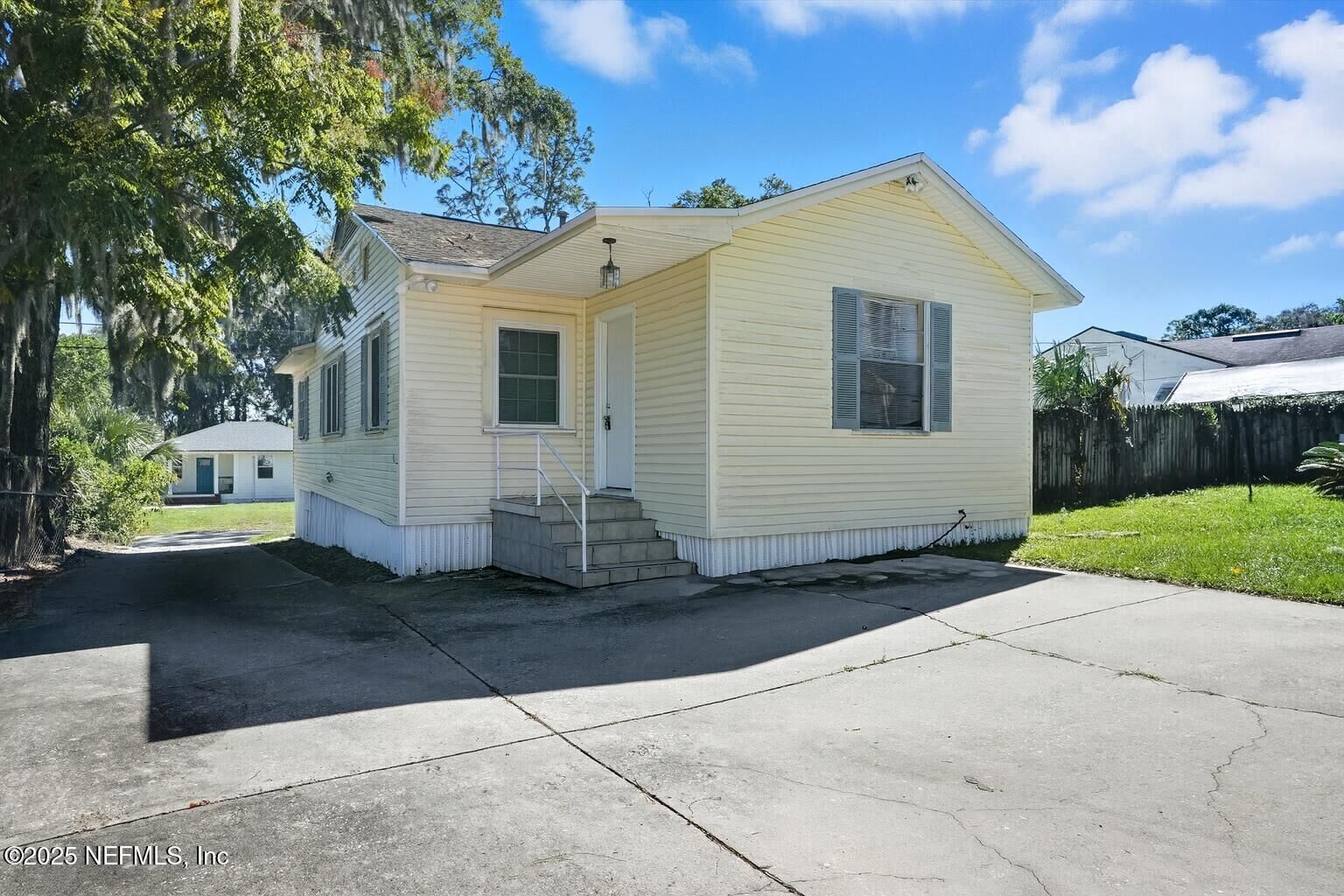 Property Photo: 1546 River Hills Circle W FL 32211