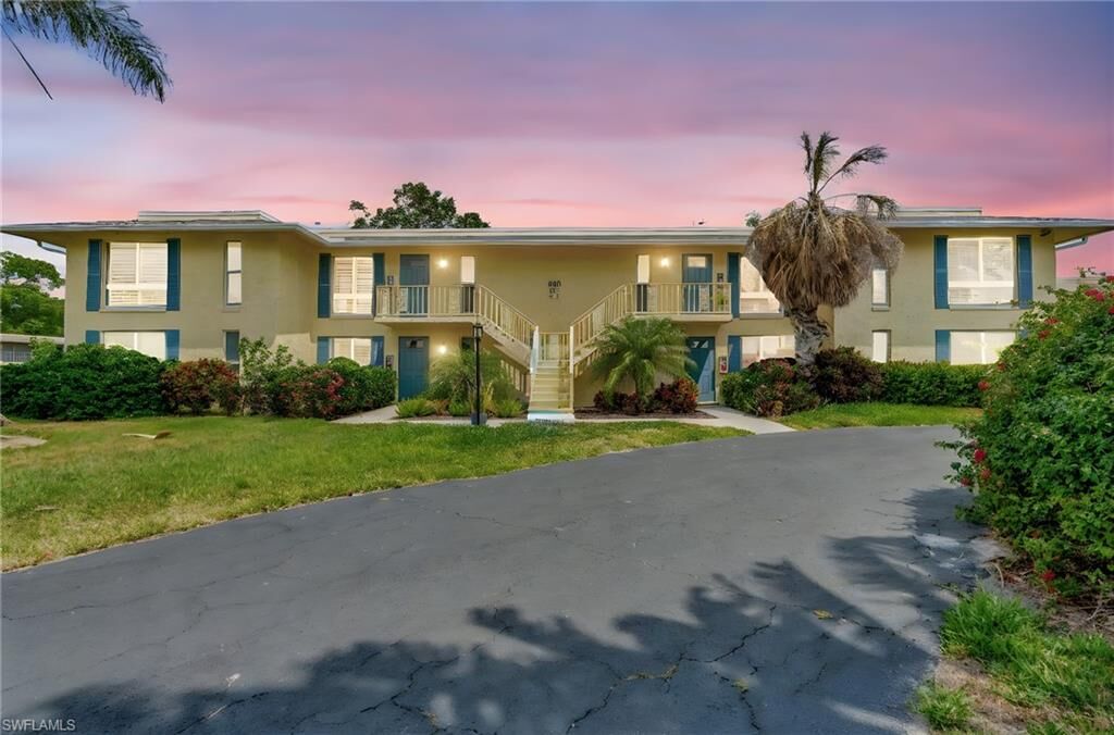 Property Photo: 300 Palm Dr 402 FL 34112