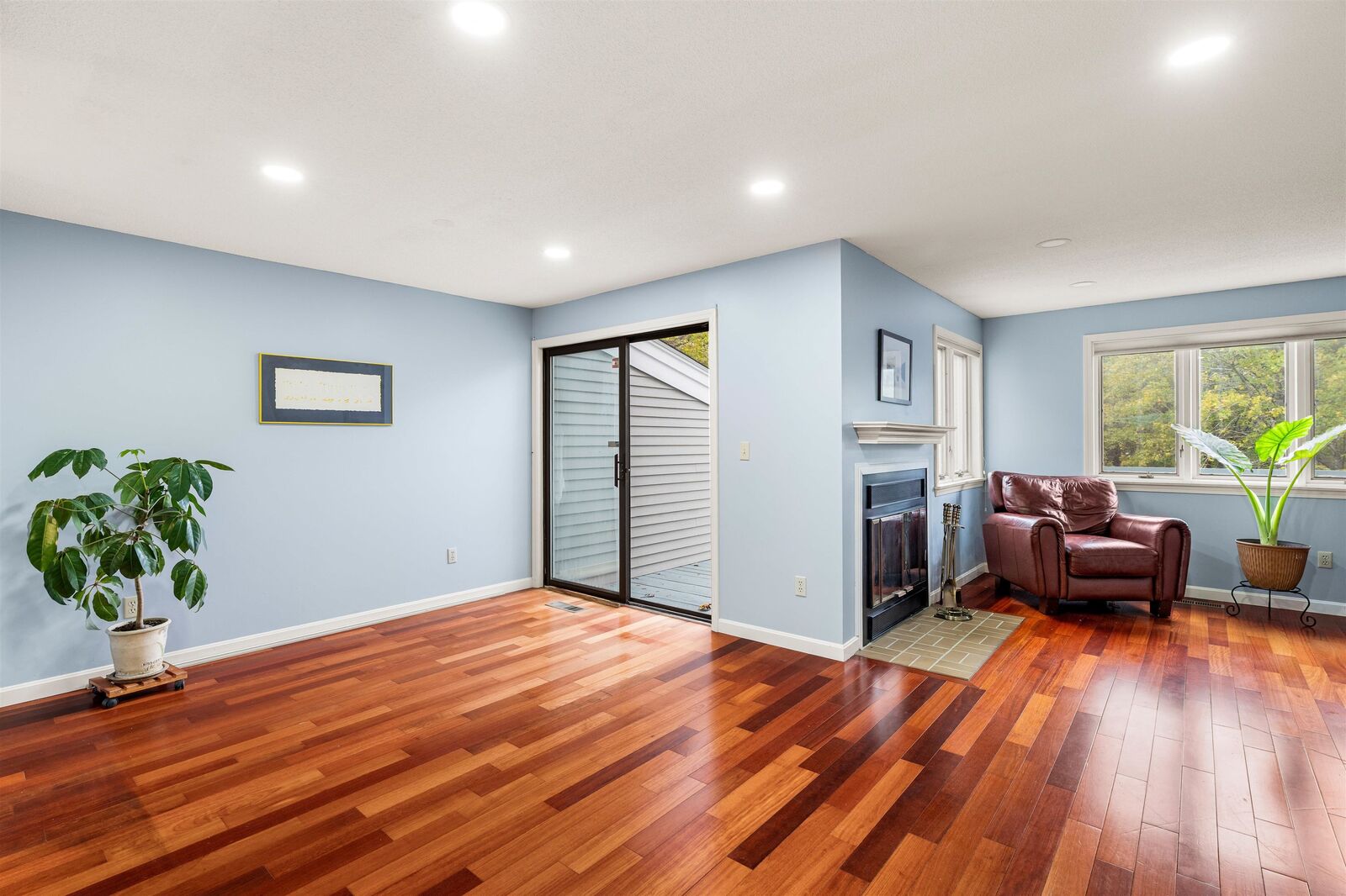 Property Photo: 8 Laurel Court NH 03062
