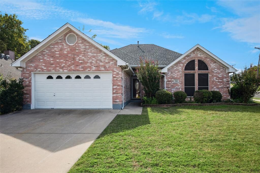 Property Photo: 500 Chateau Court TX 76209