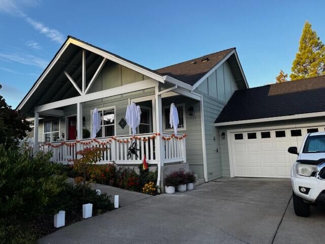 Property Photo: 1123 Village Square Drive OR 97520