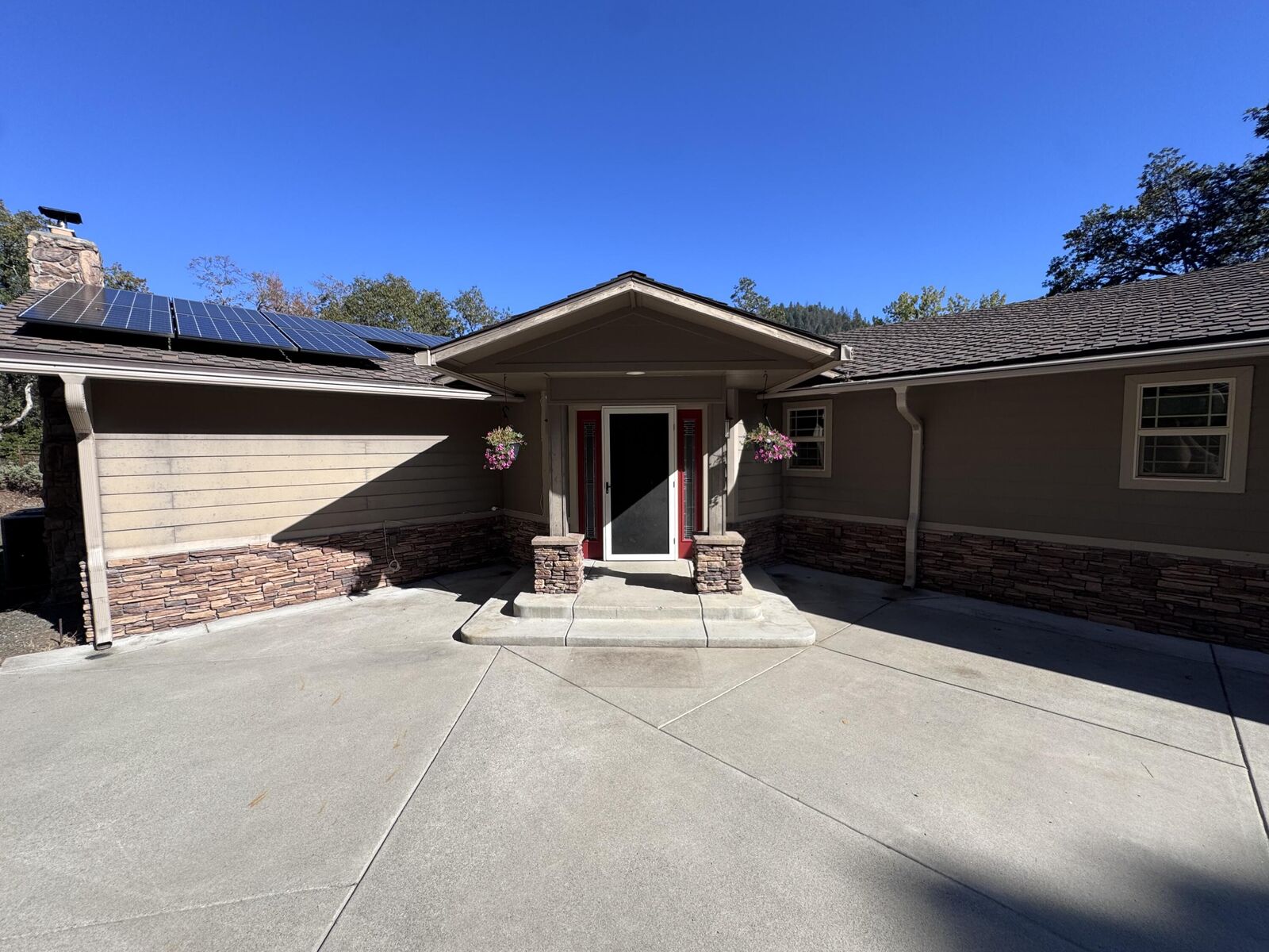 Property Photo: 12330 E Evans Creek Road OR 97537