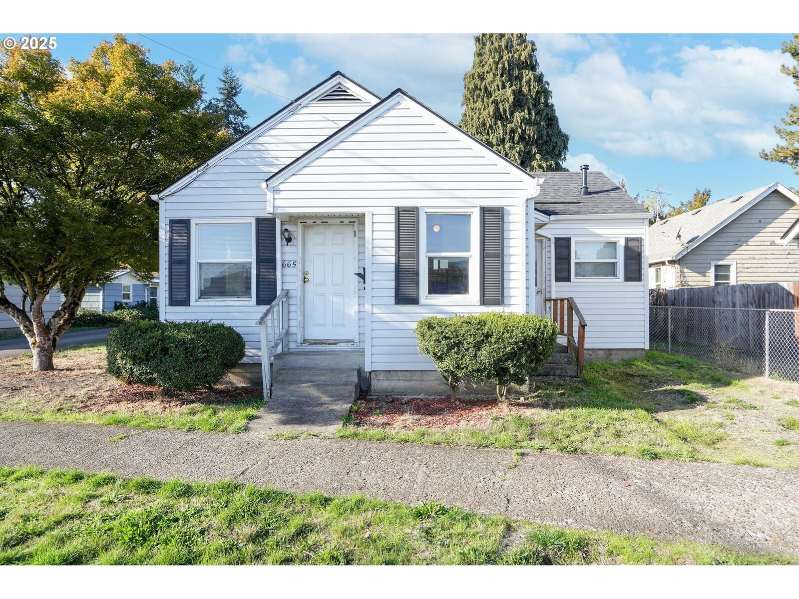 Property Photo: 665 Patterson Ave NW OR 97304