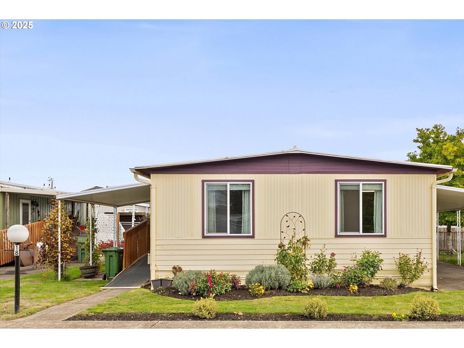 Property Photo: 2902 E 2nd St 18 OR 97132