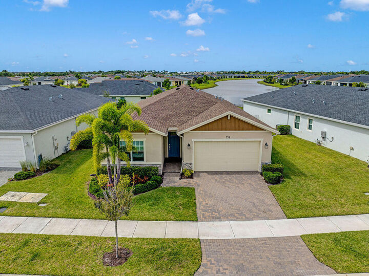Property Photo:  732 SE Bloomfield Road  FL 34984