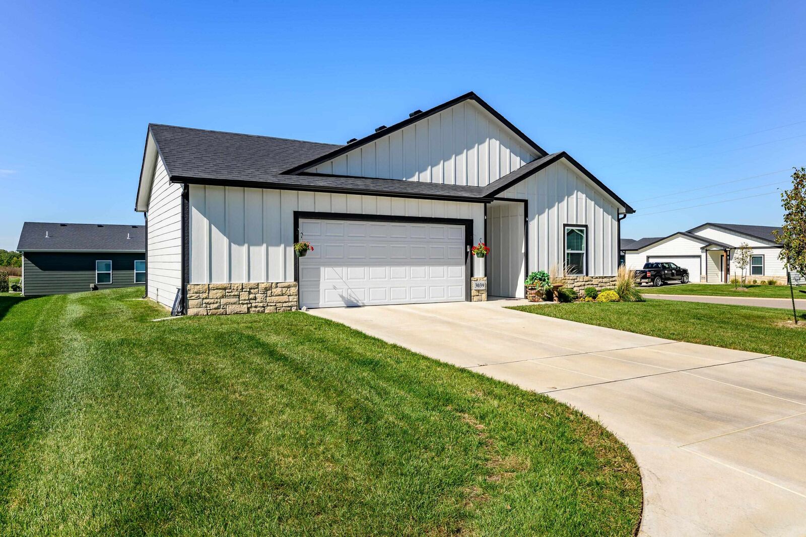 Property Photo: 3039 E Highridge Ct KS 67219-4542
