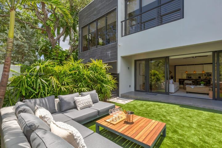 Property Photo:  1516 SE 1st St  FL 33301 