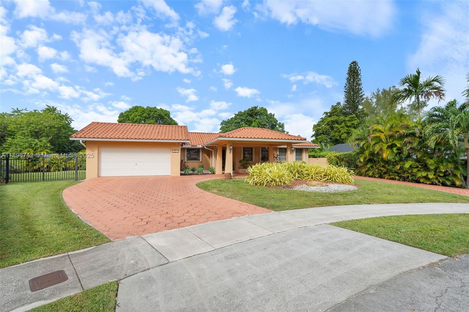 Property Photo: 7040 SW 95th Ct FL 33173