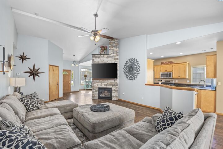 Property Photo: 5612 W 11th Ave WA 99338